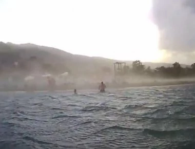 Παραλία Στομίου: Λουόμενη κατέγραψε με το κινητό της το μπουρίνι (βίντεο)